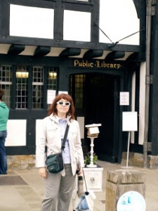  En 2009, cotilleando la Biblioteca pública de Stradford upon Avon.